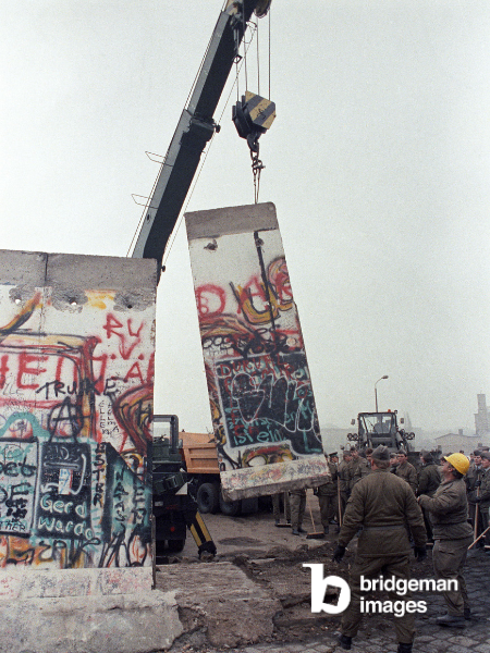 Une grue est-allemande soulève une plaque du mur de Berlin sur la Potsdamer Platz pour permettre le passage d'une autre frontière