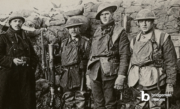 Première guerre mondiale : un groupe de mitrailleurs (un belge et trois britanniques) a la jonction des lignes de front belge et britannique