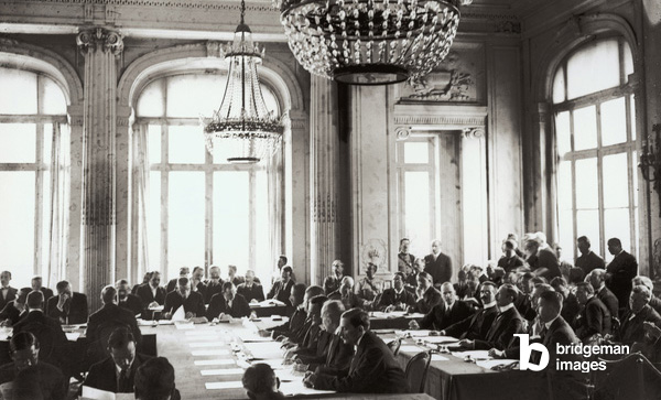 Délégués allemands dans une salle de l'hôtel Trianon-Palace discutant du traité de Versailles, 7 mai 1919