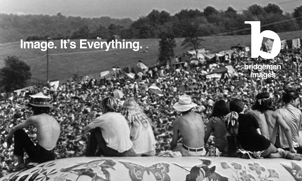 Foule des spectateurs assistant aux concerts. Scene tiree du Film documentaire "Woodstock" de Michael Wadleigh tourne lors du festival de musique