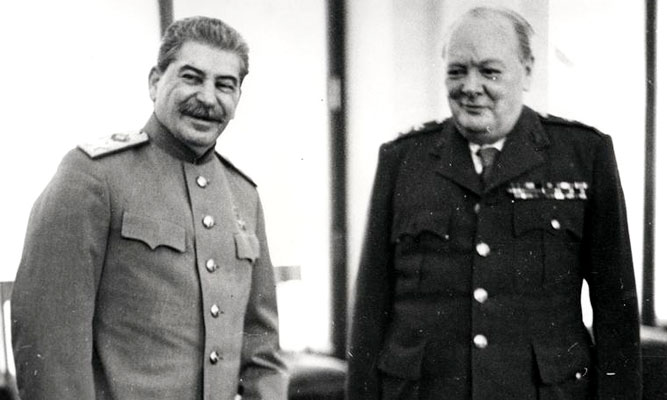 « Joseph Staline et Winston Churchill à la conférence de Yalta en février 1945 ». Photographe anglais.