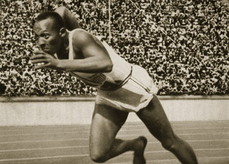 Jesse Owens at the start of the 200m race at the 1936 Berlin Olympics (b/w photo) / Private Collection / The Stapleton Collection