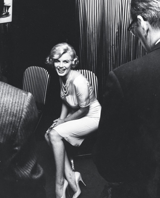 Marilyn Monroe assise dans un restaurant, 1955, Manfred Kreiner