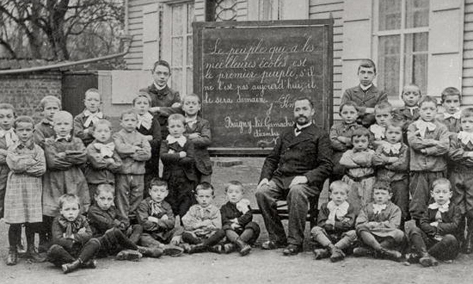 La Nation qui a les meilleures écoles est la première Nation, note de Jules Simon, photo de l’école de Buigny Les Gamaches, 1906