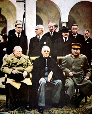 « Winston Churchill, Franklin D. Roosevelt et Joseph Staline à la conférence de Yalta en février 1945 ». Photographe américain.