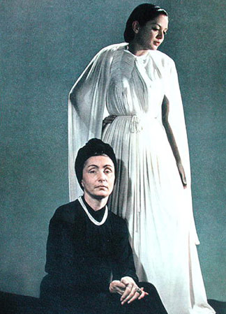 Madame Grès avec une de ses modèles, 1945, photo française,Bibliothèque des Arts Décoratifs, Paris.