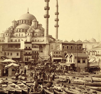 La mosquée Sainte Sophie et bateaux de pêche sur le Bosphore, Istanbul - Sebah & Joaillier - c.1890 - collection particulière