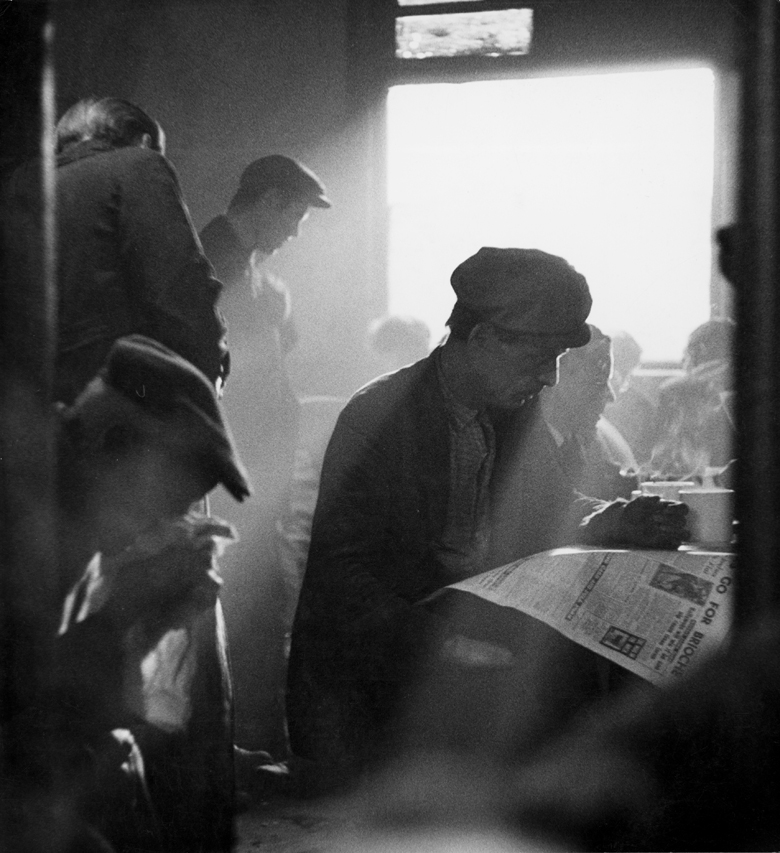Men reading the newspaper, Salford, 1957. © Neil Libbert / Bridgeman Images